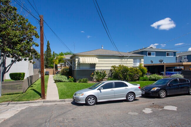 5141-5147 Dailey Ct in La Mesa, CA - Foto de edificio - Building Photo