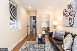 2345 Turner St in Philadelphia, PA - Foto de edificio - Building Photo