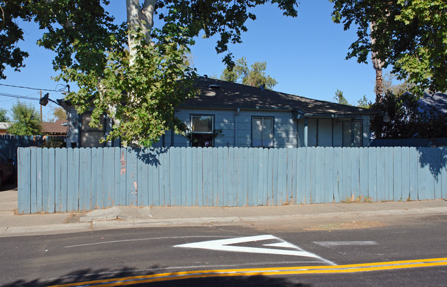 Four-plex in Sacramento, CA - Foto de edificio - Building Photo