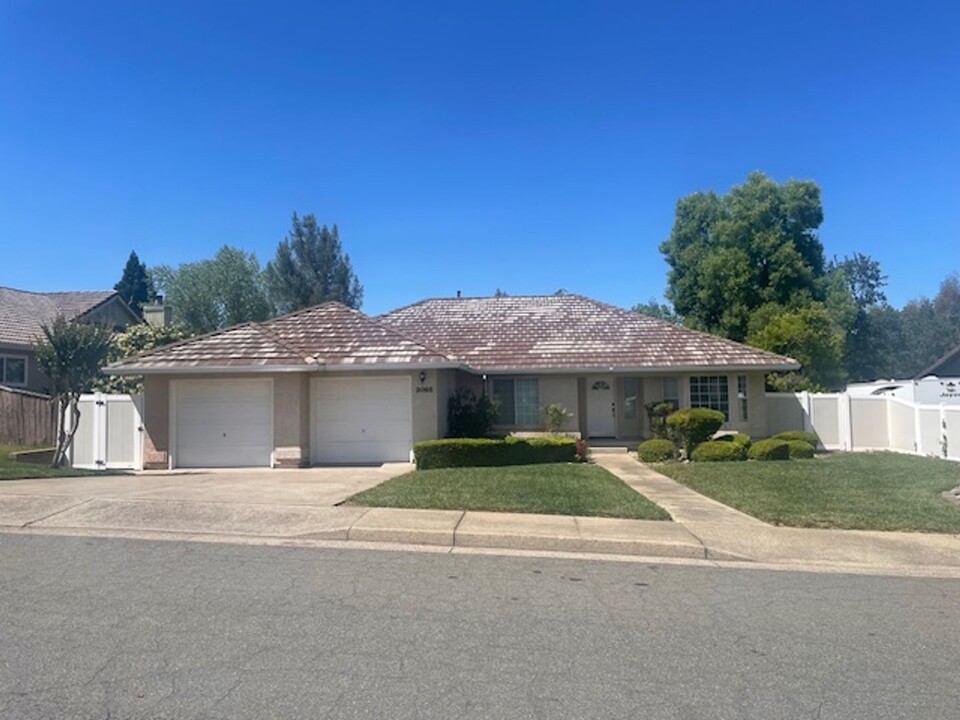 2095 Quartz Way in Redding, CA - Building Photo