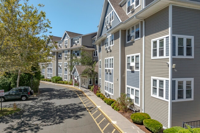 Huntington Place in Trumbull, CT - Foto de edificio - Building Photo