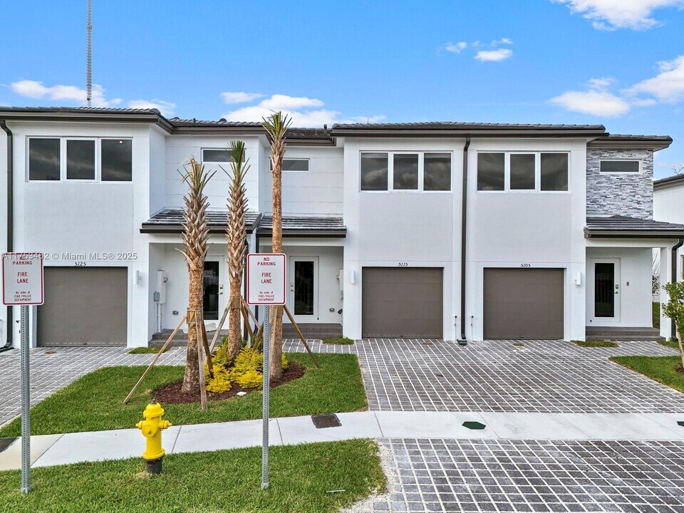 5115 SW 37th St in Pembroke Park, FL - Building Photo