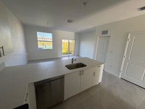 2732 SE 26th Ave in Homestead, FL - Building Photo - Building Photo