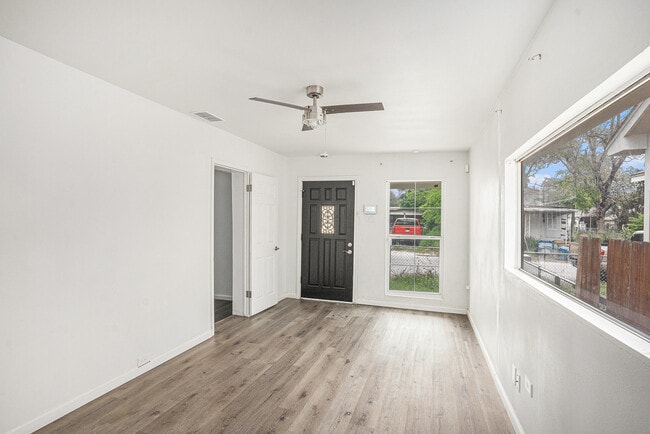 614 Torreon St in San Antonio, TX - Foto de edificio - Building Photo