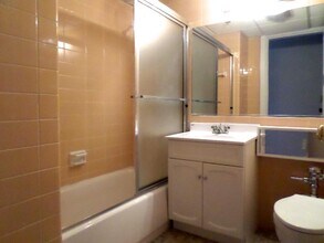 62 Boylston St, Unit 419 in Boston, MA - Foto de edificio - Building Photo