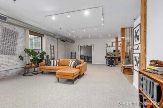 940 Monroe Ave NW in Grand Rapids, MI - Building Photo - Building Photo