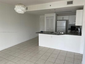 3410 Coral Way, Unit 803 in Miami, FL - Foto de edificio - Building Photo