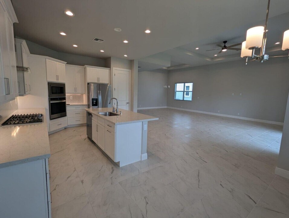 9292 Crestview Cir in Palm Beach Gardens, FL - Foto de edificio