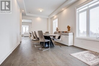 71 Maple Fields Cir in Aurora, ON - Building Photo - Building Photo