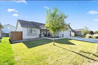 210 Mitchell Dr in Wilder, ID - Building Photo - Building Photo