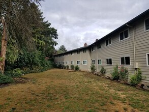 17838 NE Multnomah Dr in Portland, OR - Foto de edificio - Building Photo