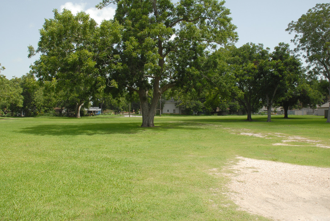 126 Luciana St in Clute, TX - Building Photo