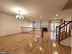 6042 Loganwood Dr in Rockville, MD - Building Photo - Building Photo
