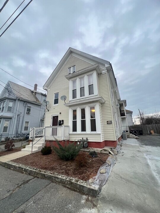 10 Essex St in Brockton, MA - Building Photo