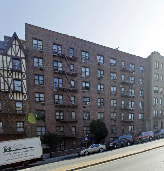 667 E 233rd St in Bronx, NY - Foto de edificio - Building Photo