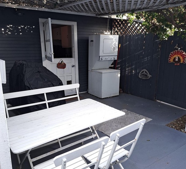 313 1/2 5th St in Huntington Beach, CA - Foto de edificio - Building Photo