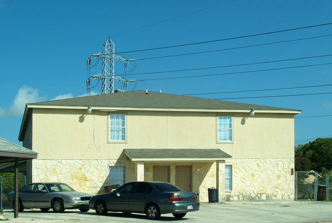 7641 Windsor Oaks in San Antonio, TX - Foto de edificio