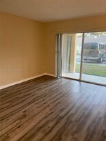 2640 S University Dr in Davie, FL - Building Photo
