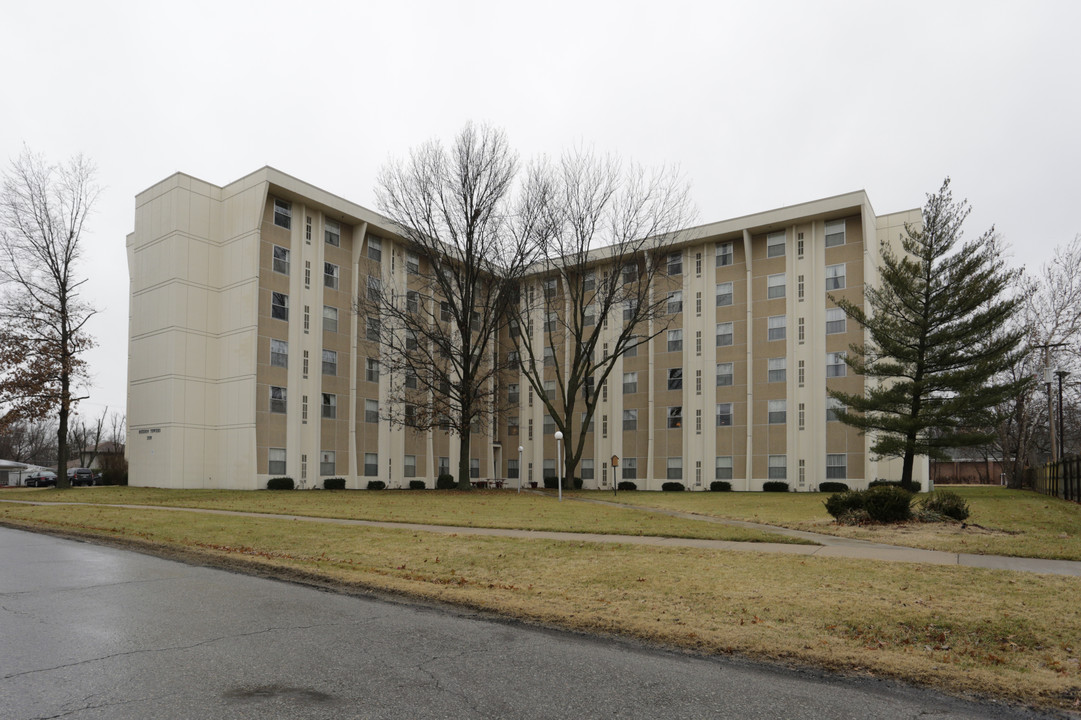 Mission Towers in Topeka, KS - Foto de edificio