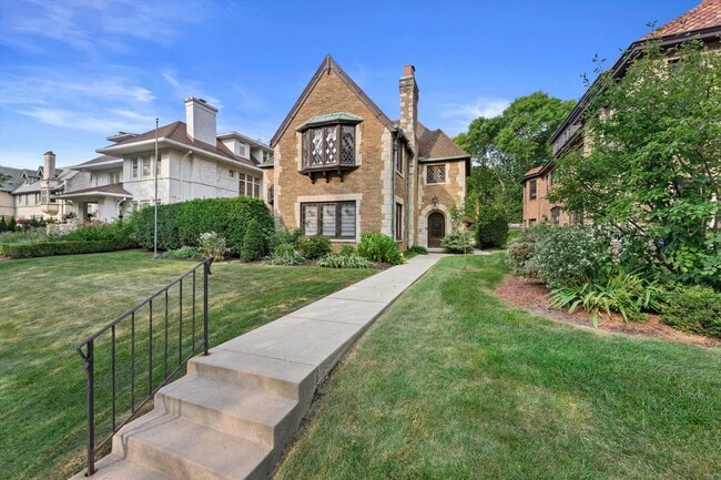 2835 N Lake Dr in Milwaukee, WI - Building Photo - Building Photo