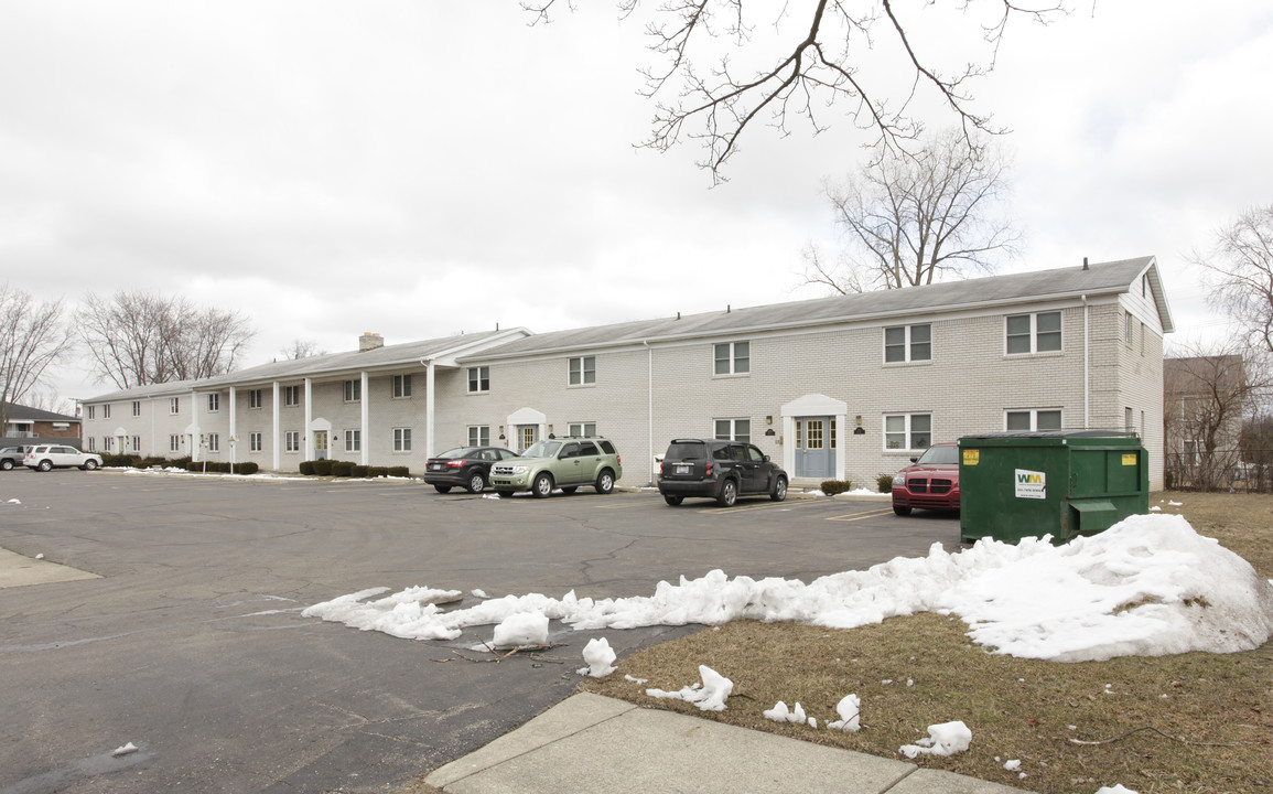 Fairfield Arms Apartments in Livonia, MI - Building Photo