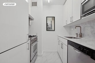 322 W 57th St in New York, NY - Building Photo - Building Photo