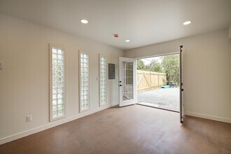 2410 SW Brandon St in Seattle, WA - Foto de edificio - Building Photo