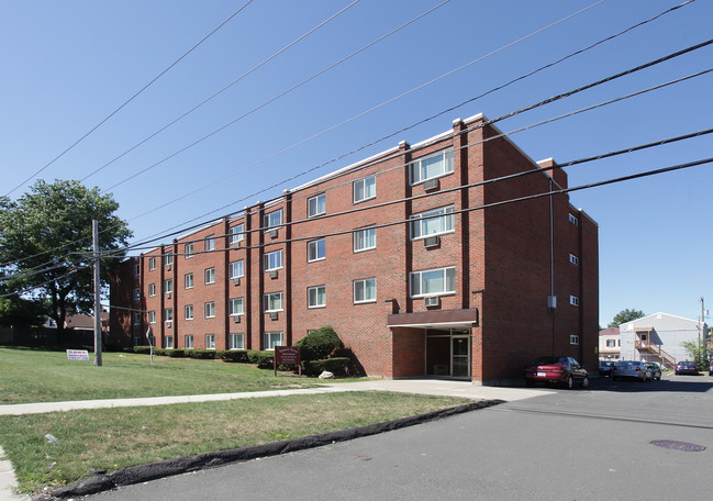 Emmett Street Apartments in Bristol, CT - Foto de edificio - Building Photo