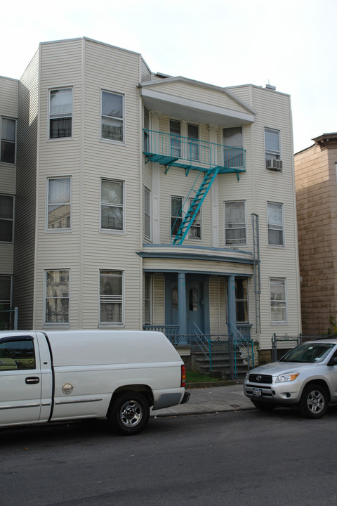 54-56 Morris Cres in Yonkers, NY - Building Photo