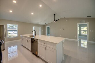 3433 NE 11th Pl in Cape Coral, FL - Foto de edificio - Building Photo