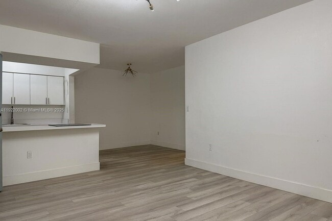 10190 E Bay Harbor Dr, Unit 7E in Bay Harbor Islands, FL - Foto de edificio - Building Photo