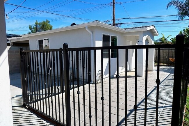 9232 1/2 Coachman Ave, Unit 9232 1/2 in Whittier, CA - Foto de edificio - Building Photo