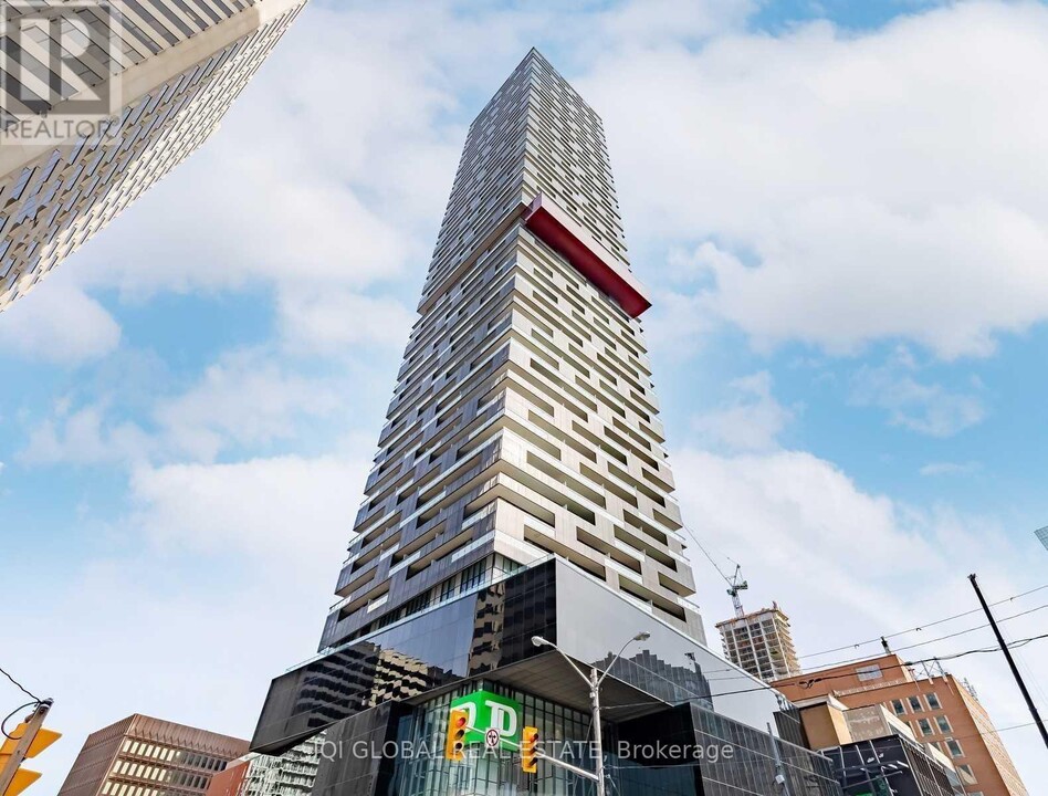 8 Eglinton Ave E in Toronto, ON - Building Photo