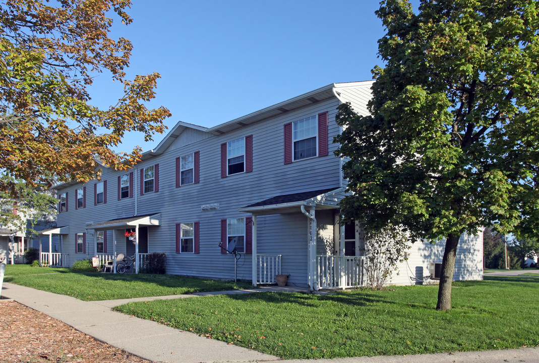 Lynnwood Apartments in Woodburn, IN - Building Photo