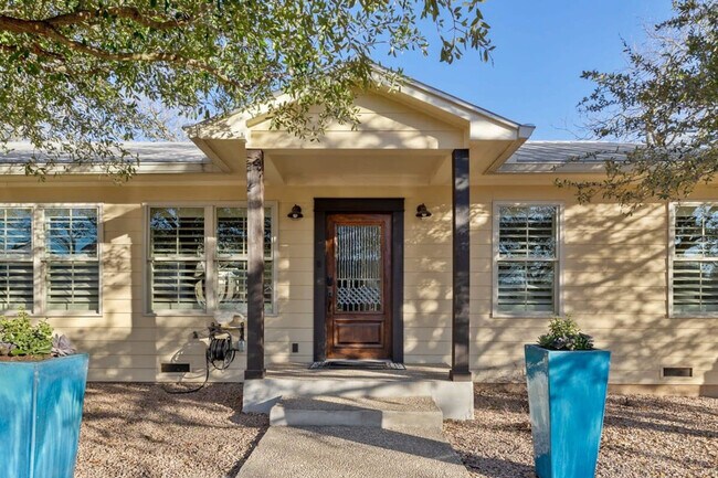305 S Elk St in Fredericksburg, TX - Building Photo - Building Photo