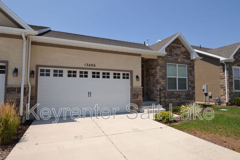 13696 S Glengarry Ln in Riverton, UT - Building Photo