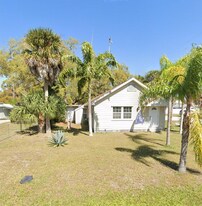 744 Myrtle Ave in Venice, FL - Building Photo