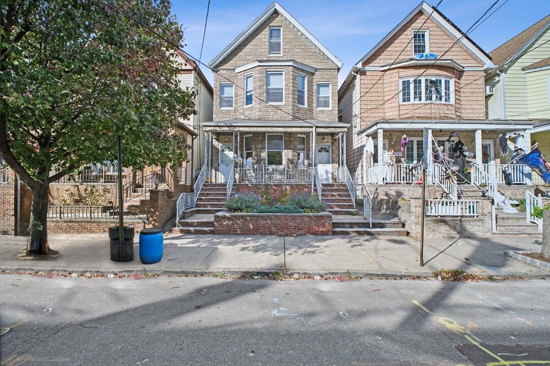 101 W 6th St in Bayonne, NJ - Building Photo