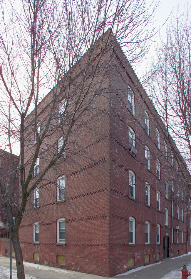 550 S Summer St in Holyoke, MA - Foto de edificio - Building Photo