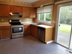 1887 Fleetwood Dr in Troy, MI - Building Photo - Building Photo