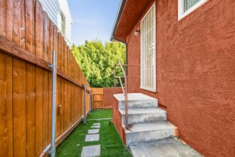 1319 S Mansfield Ave, Unit 1319 in Los Angeles, CA - Foto de edificio - Building Photo