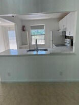 1015 Country Club Dr in Margate, FL - Building Photo