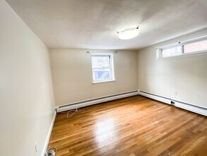 11 Commonwealth Ct, Unit 8 in Boston, MA - Foto de edificio - Building Photo