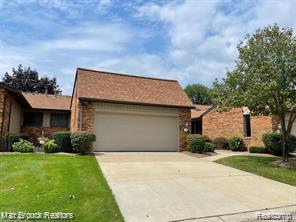 4655 Laurel Club Cir in West Bloomfield Township, MI - Building Photo