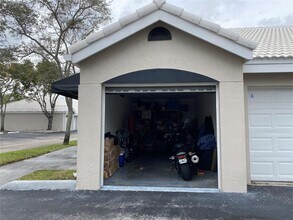 2841 N Oakland Forest Dr in Oakland Park, FL - Building Photo - Building Photo