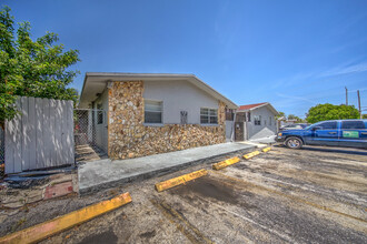 904-916 SW 10th St in Hallandale Beach, FL - Building Photo - Building Photo