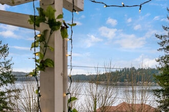 20118 NE 28th Pl, Unit Stunning Lake View Unit in Sammamish, WA - Building Photo - Building Photo