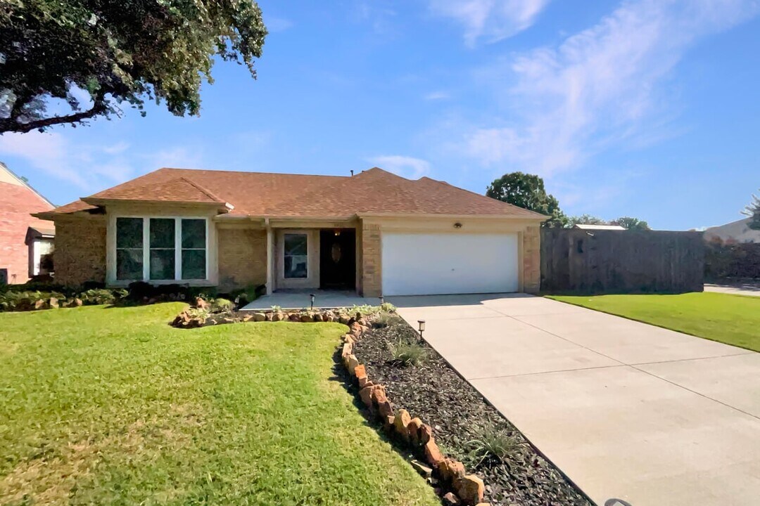 8017 Spinnaker Cove in Rowlett, TX - Building Photo