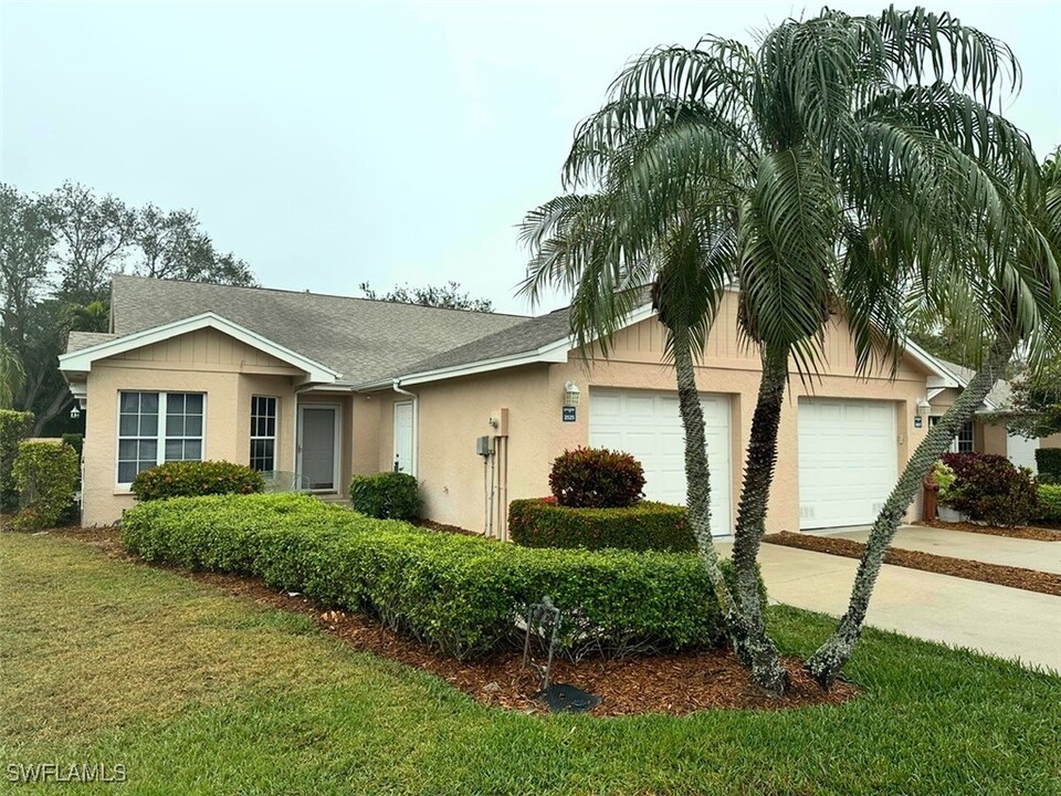 2525 Sailors Way in Naples, FL - Foto de edificio