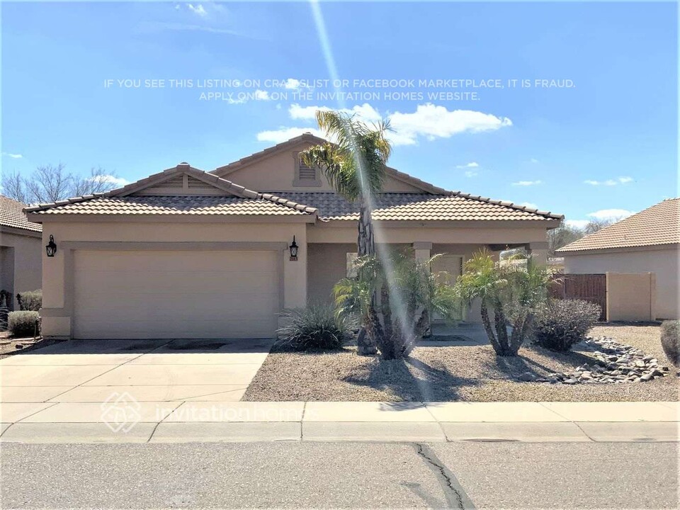 2113 E Paso Fino Dr in San Tan Valley, AZ - Foto de edificio